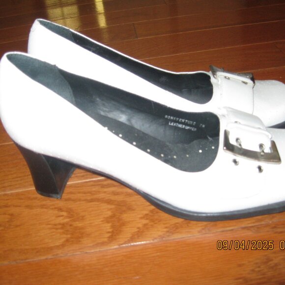 Two Lips Women's Size 7 Saucy White Leather Square Toe heels 2.5" - Picture 2 of 6